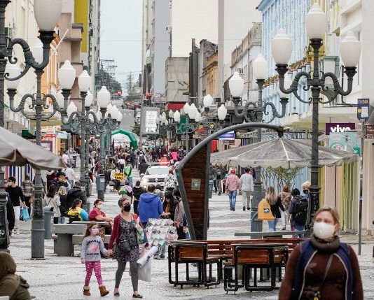 pessoas de máscara andando pelo contro de florianópolis