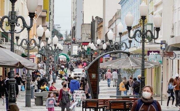 pessoas de máscara andando pelo contro de florianópolis