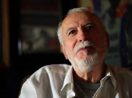 Gilberto Gerlach tem cabelos e barba brancas e usa uma camiseta branca. Gilberto Gerlach faleceu nesta quinta em São José.