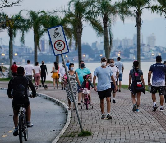 Duas regiões têm diminuição e uma aumento de risco à Covid em SC pessoas andando de máscara no calçadão da beira-mar em florianópolis - grande florianópolis