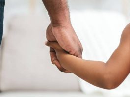 Grupo de Adoção da Grande Florianópolis orienta pessoas interessadas - homem segurando mão de menina