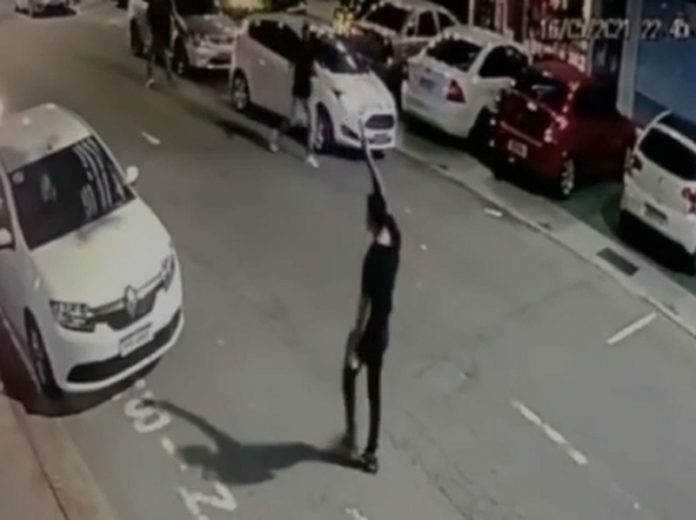 homem suspeito faz disparos para o alto no meio da rua koesa em são josé