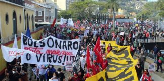 manifestantes contra bolsonaro reunidos com faixas no centro de Florianópolis