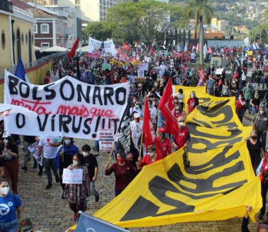 manifestantes contra bolsonaro reunidos com faixas no centro de Florianópolis