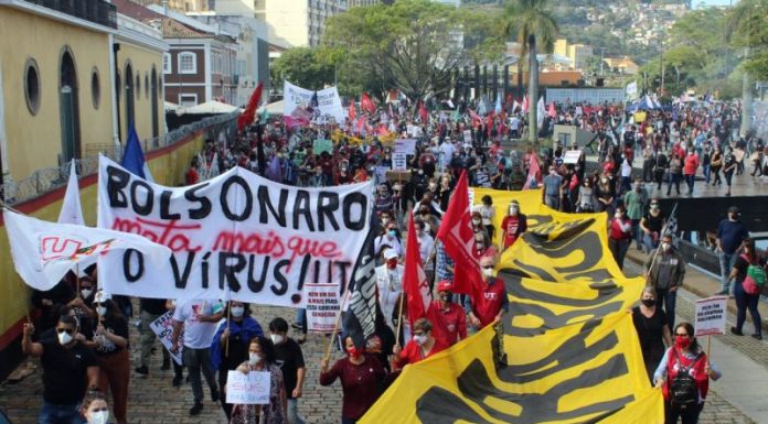 manifestantes contra bolsonaro reunidos com faixas no centro de Florianópolis