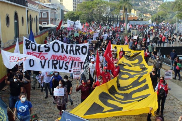 manifestantes contra bolsonaro reunidos com faixas no centro de Florianópolis