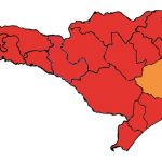 matriz de risco a covid em mostra que Grande Florianópolis é a única região no patamar grave (cor laranja)