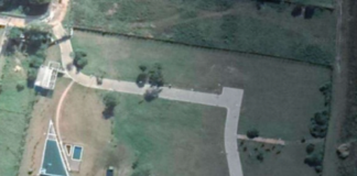 Foto área mostra um terreno em área verde. O condomínio do santinho teve as licenças suspensas por realizar obras nos limites do parque das dunas do santinho.