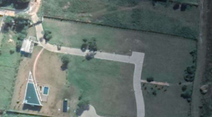 Foto área mostra um terreno em área verde. O condomínio do santinho teve as licenças suspensas por realizar obras nos limites do parque das dunas do santinho.