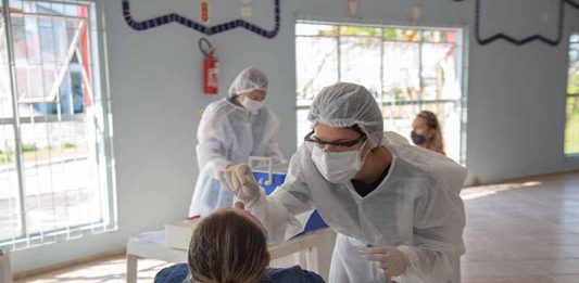 Atendimento de pacientes com sintomas respiratórios terá novo horário no Cati Um profissional de saúde com vestimentas de proteção se inclina com um cotonete em um paciente, para realizar o teste da covid. A partir de segunda, o CATI terá novo horário de atendimento para pacientes com sintomas respiratórios