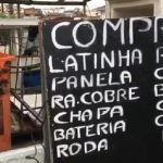 placa de ferro-velho com indicação de compra de cobra e outros materiais - operação fio desencapado