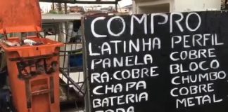 placa de ferro-velho com indicação de compra de cobra e outros materiais - operação fio desencapado