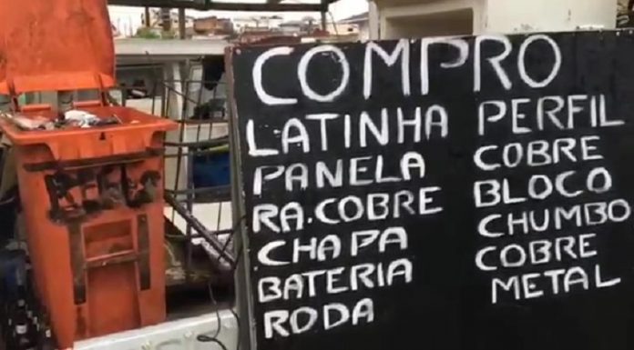 placa de ferro-velho com indicação de compra de cobra e outros materiais - operação fio desencapado