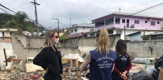 Prefeitura de São José realiza operação conjunta no bairro Campinas - três mulheres fiscalizam área de ferro velho com muito entulho