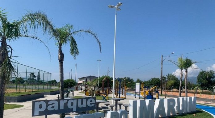 Na foto, céu azul e no gramado verde os letreiros que identificam o parque da ponte do imaruim