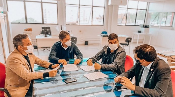 Prefeitura e Câmara de São José articulam lei da liberdade econômica quatro homens reunidos em volta de mesa conversam de máscara - articulação da lei da liberdade econômica em são josé