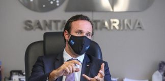 presidente da oab sc, rafael, horn, usa másca falando sentado à sua mesa - entidade alerta para retenção de kits de intubação no fisco estadual