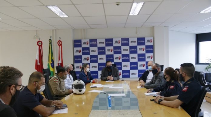 Na prefeitura, uma mesa larga tem em sua volta representantes da cidade, da prefeitura, câmara e forças de segurança de São José.