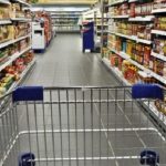 carrinho de supermercado em corredor com produtos - Decisão é de acordo coletivo que transferiu feriado de 1º de maio