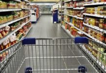 carrinho de supermercado em corredor com produtos - Decisão é de acordo coletivo que transferiu feriado de 1º de maio