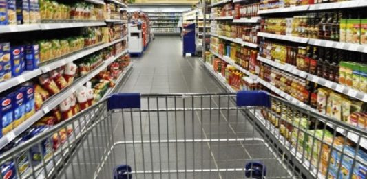 carrinho de supermercado em corredor com produtos - Decisão é de acordo coletivo que transferiu feriado de 1º de maio