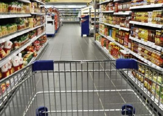 carrinho de supermercado em corredor com produtos - Decisão é de acordo coletivo que transferiu feriado de 1º de maio