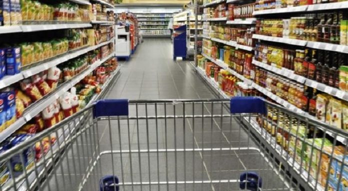 carrinho de supermercado em corredor com produtos - Decisão é de acordo coletivo que transferiu feriado de 1º de maio