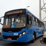 ônibus passando pela ponte hercílio luz - Cenário crítico no transporte coletivo da Grande Florianópolis