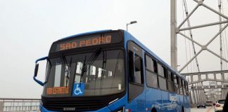 ônibus passando pela ponte hercílio luz - Cenário crítico no transporte coletivo da Grande Florianópolis