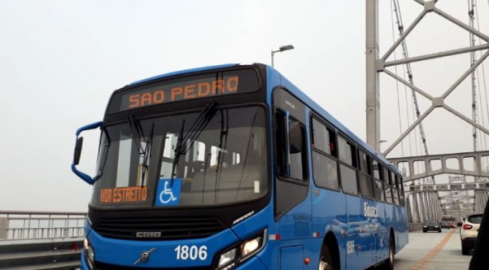 ônibus passando pela ponte hercílio luz - Cenário crítico no transporte coletivo da Grande Florianópolis