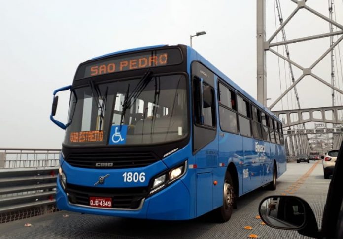 ônibus passando pela ponte hercílio luz - Cenário crítico no transporte coletivo da Grande Florianópolis