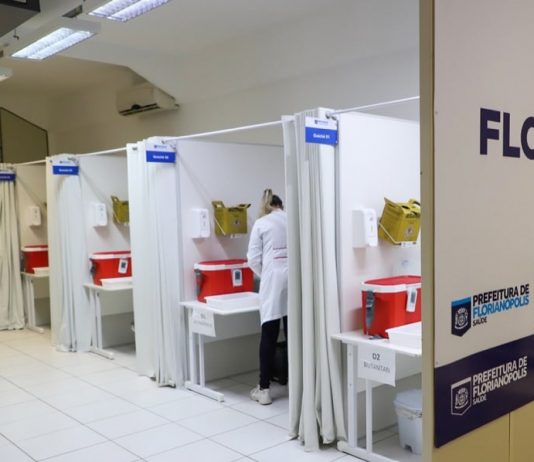 Florianópolis vacina contra Covid pessoas com comorbidades com mais de 30 anos cabines de vacinação em florianópolis para vacinação de pessoas com comorbidades ou com mais de 60 anos