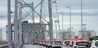 Na ponte Hercílio Luz, na faixa da direita, as novas viaturas da polícia militar aparecem enfileiradas.