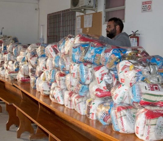 cestas básicas doadas pelo atacadão sobre uma mesa