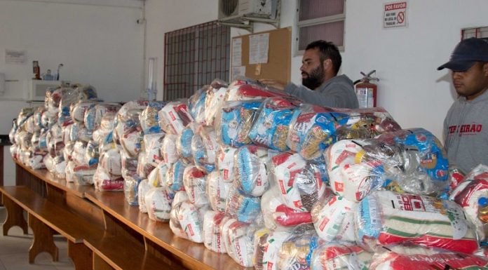 Secretaria de Assistência Social recebe doação de 1 mil cestas básicas de rede atacadista cestas básicas doadas pelo atacadão sobre uma mesa