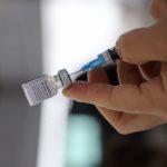mulher retira dose de vacina de ampola - doses em biguaçu podem ter estragado