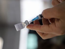mulher retira dose de vacina de ampola - doses em biguaçu podem ter estragado