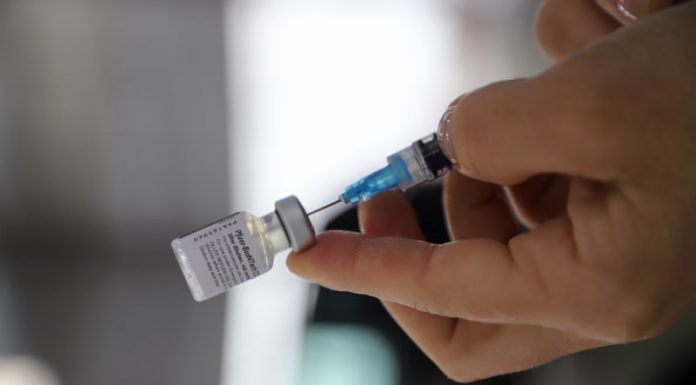 mulher retira dose de vacina de ampola - doses em biguaçu podem ter estragado