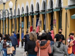 Com aprovação da Alesc, estado abre cadastro ao auxílio emergencial de R$ 900 auxílio emergencial de sc: estado abre cadastro ao auxílio emergencial de R$ 900 - pessoas andando de máscara no centro de florianópolis