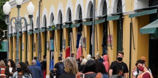 auxílio emergencial de sc: estado abre cadastro ao auxílio emergencial de R$ 900 - pessoas andando de máscara no centro de florianópolis