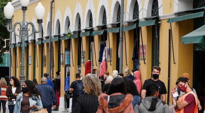 auxílio emergencial de sc: estado abre cadastro ao auxílio emergencial de R$ 900 - pessoas andando de máscara no centro de florianópolis