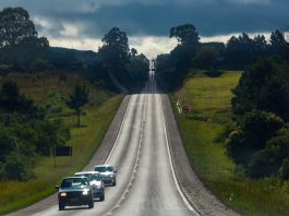 rodovia br 282 em pista simples reta em direção ao horizonte - governo estadua possibilidade de pedágio para duplicação