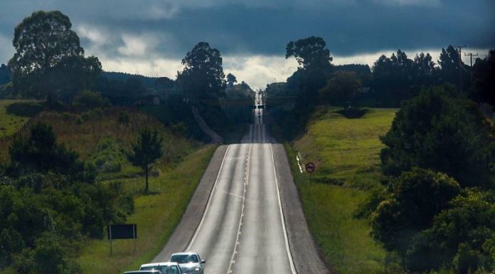 rodovia br 282 em pista simples reta em direção ao horizonte - governo estadua possibilidade de pedágio para duplicação