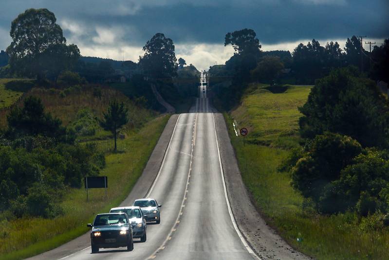 rodovia br 282 em pista simples reta em direção ao horizonte - governo estadua possibilidade de pedágio para duplicação