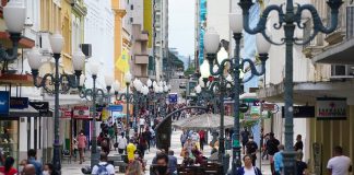 pessoas de máscara andando no centro de florianópolis - novo decreto regras contra covid sc