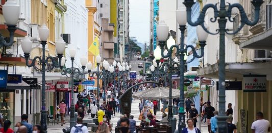 Estado prorroga até 15 de junho decreto contra Covid-19 pessoas de máscara andando no centro de florianópolis - novo decreto regras contra covid sc