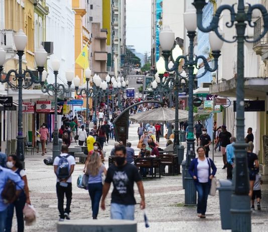 Auxílio emergencial de Florianópolis é ampliado para mais famílias pessoas de máscara andando no centro de florianópolis - novo decreto regras contra covid sc