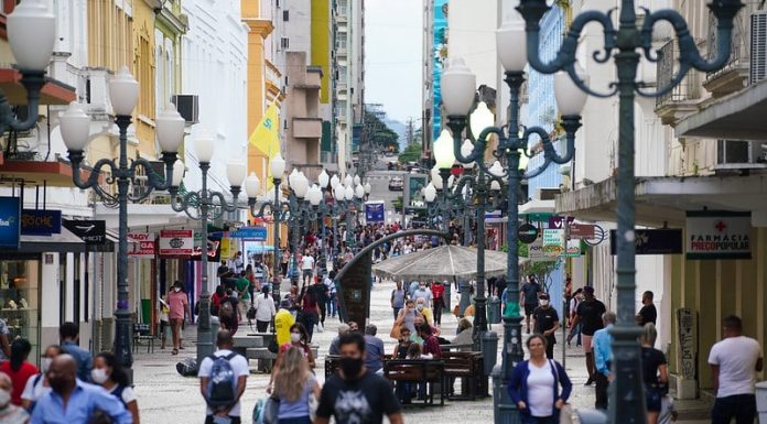 pessoas de máscara andando no centro de florianópolis - novo decreto regras contra covid sc