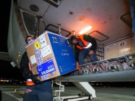 257 mil doses de vacina contra a Covid-19 chegam ao estado nesta quarta homem carrega caixa para fora de avião com doses de vacina