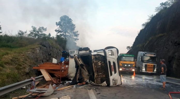 Caminhão tomba e carga de madeira mata quatro pessoas esmagadas na BR 101